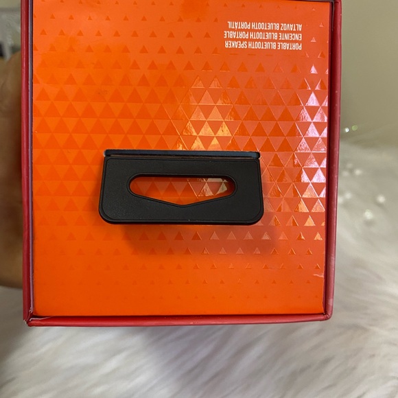 JBL FLIP6 Portable Waterproof Speaker - Red - Picture 11 of 15